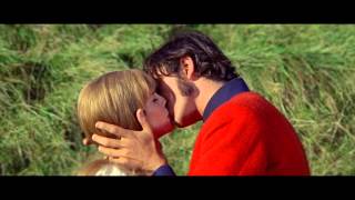 Távol a tébolyult tömegtől előzetes