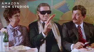 A piros ruhás nő előzetes